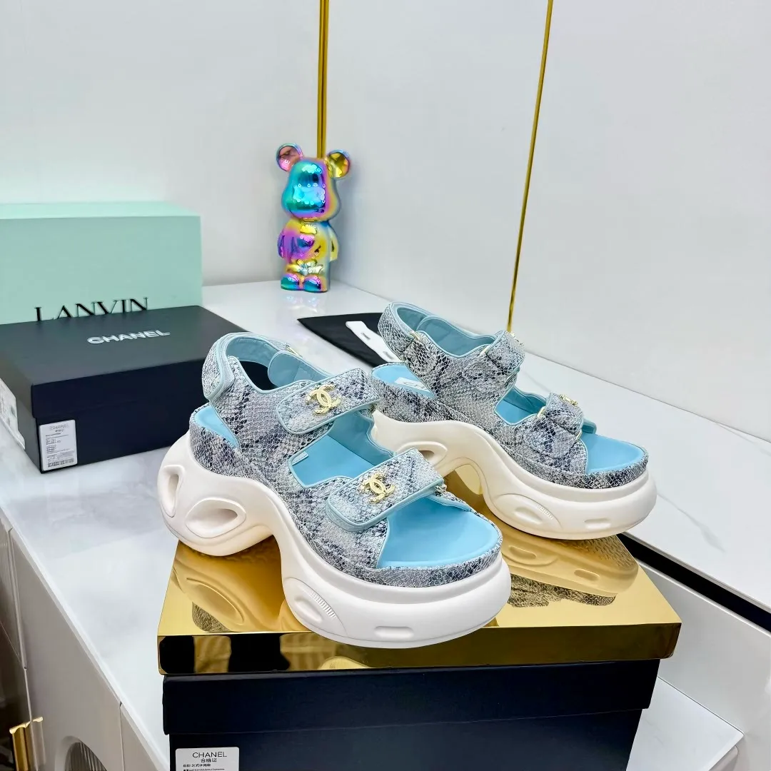👟👟Ex-factory price 680👟👟 Top version... Chanel｜Chanel Xiaoxiang Velcro Beach Slippers Slippers Casual Beach Shoes 25ss Spring and Summer New Style! Beach shoes are a hit all over the internet! The latest model from the counter, I am still willing to buy it on my feet. It must be ranked among the most popular models. It is invincible in all seasons. Various bloggers and Internet celebrities can see the matching styles. Highly recommended. Pearlescent sheepskin upper, sheepskin lining, suede for feet. Original open-molded TPU outsole size: 35-40 (customized for 40 and 41). Full set of original packaging 👉 👉 👉 👉 👉